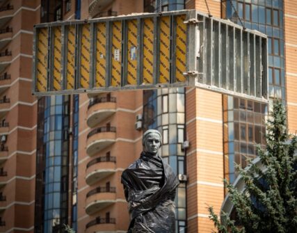 У Києві почали розконсервовувати пам'ятники: Лесю Українку вже звільняють від захисту