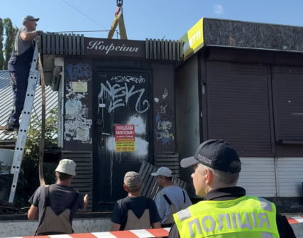 У Києві демонтували 5 МАФів біля метро "Іподром" через порушення