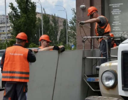 Київ звільняє Дніпровський район від незаконної реклами: деталі