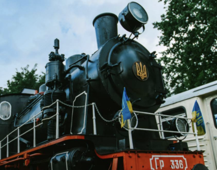 Київська дитяча залізниця відзначає 73-річчя: ретропаровоз та свято
