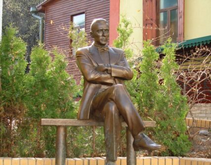 Петиції щодо нових пам'ятників замість Булгакова на Андріївському узвозі не набрали голосів