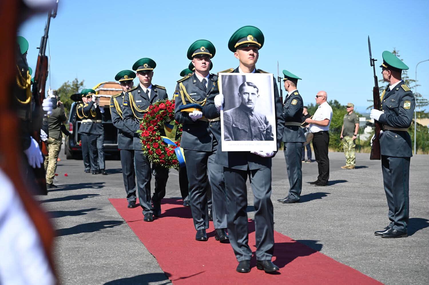 Прах Євгена Коновальця повернули в Україну: зустріли з почестями