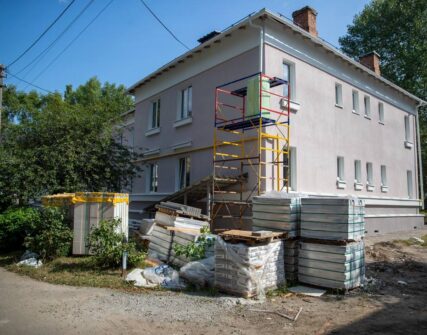 Київ: Відбудова 18 пошкоджених будинків у Святошинському районі після атаки