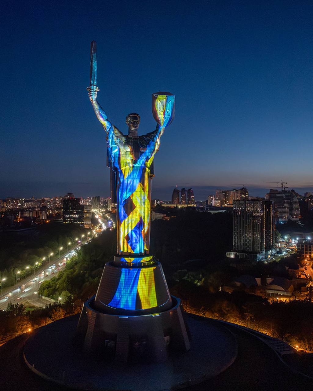 На монументі «Батьківщина-Мати» засяяла інсталяція «Майбутнє пам’ятає» до Дня Незалежності