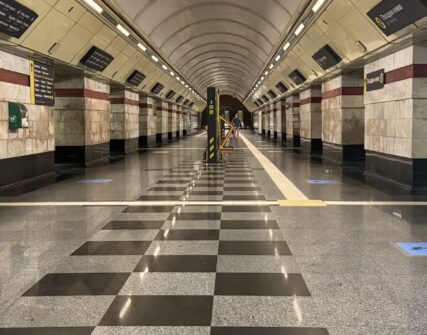 Київське метро на «Сирці» ввело навігацію для укриття: що зміниться