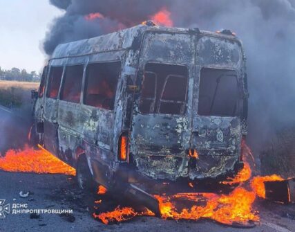 Росіяни атакували мікроавтобус на Дніпропетровщині: 7 поранених, двоє — у важкому стані
