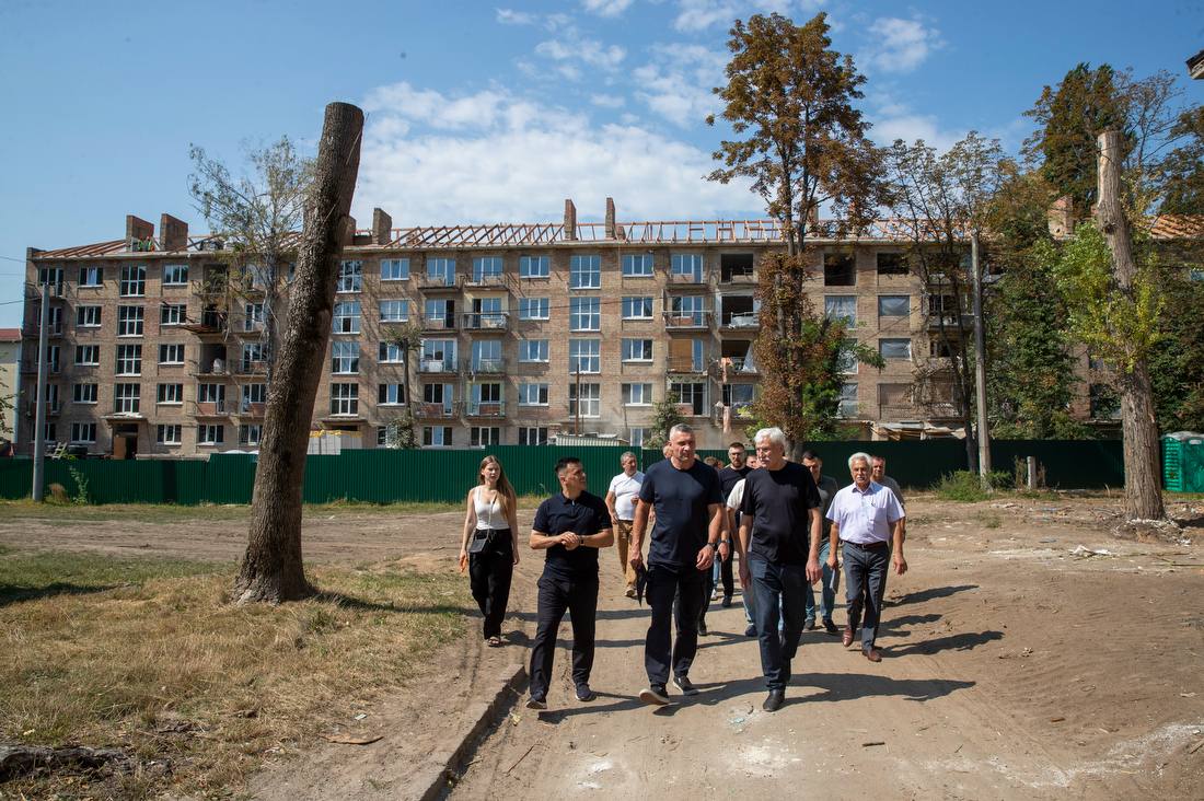 Київ: Відбудова 18 пошкоджених будинків у Святошинському районі після атаки