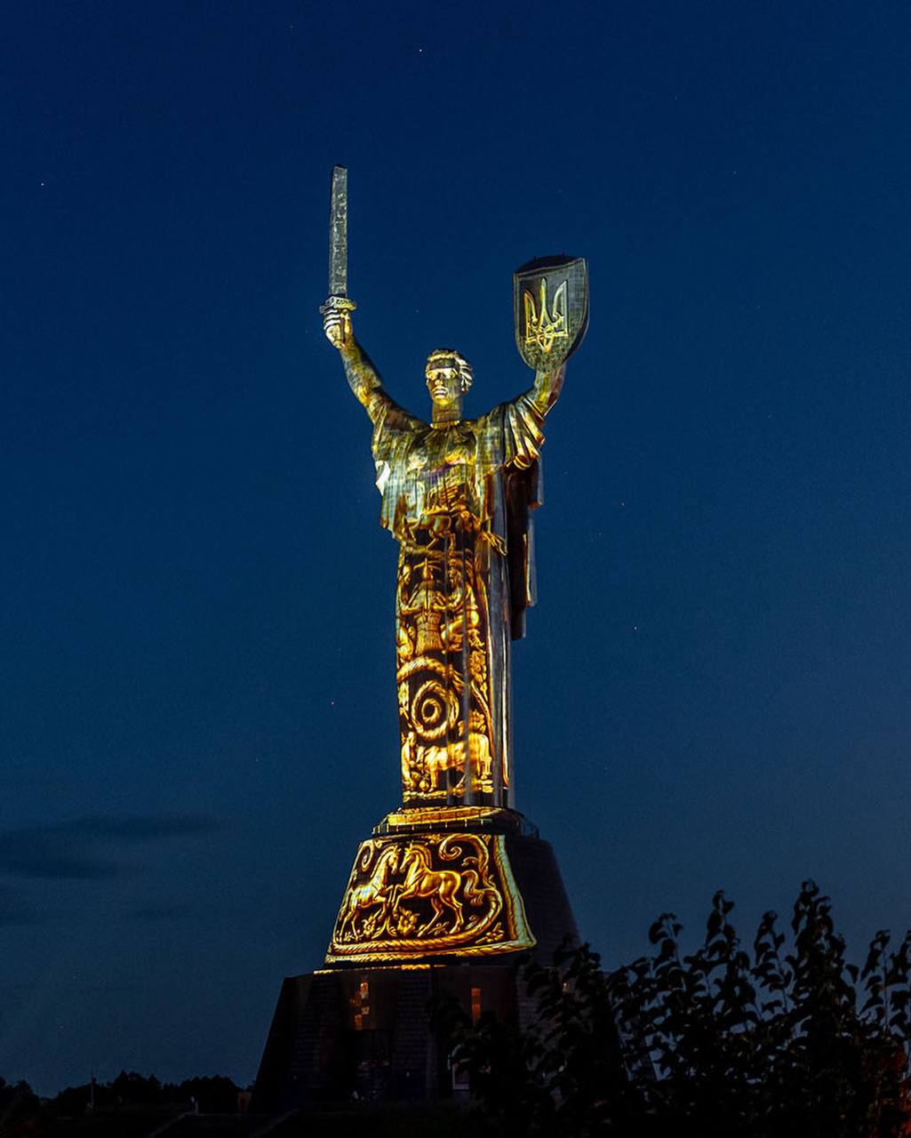 На монументі «Батьківщина-Мати» засяяла інсталяція «Майбутнє пам’ятає» до Дня Незалежності
