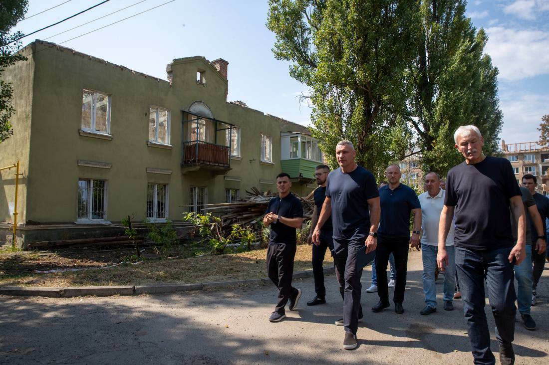 Київ: Відбудова 18 пошкоджених будинків у Святошинському районі після атаки