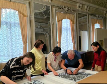 Київська картинна галерея відновила унікальний вітраж після атаки РФ