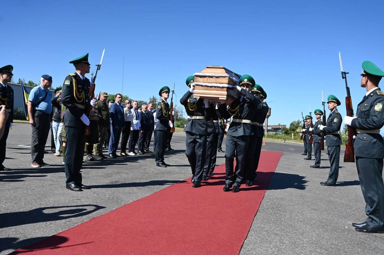 Прах Євгена Коновальця повернули в Україну: зустріли з почестями