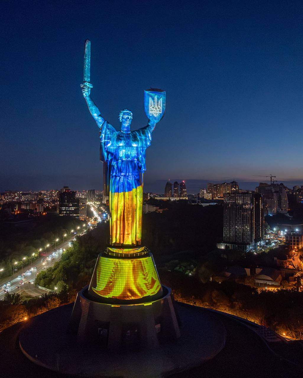На монументі «Батьківщина-Мати» засяяла інсталяція «Майбутнє пам’ятає» до Дня Незалежності