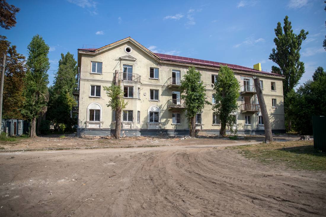 Київ: Відбудова 18 пошкоджених будинків у Святошинському районі після атаки