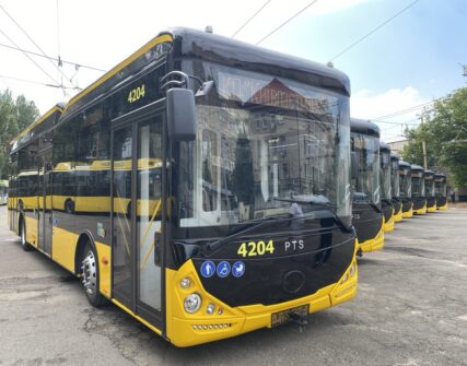 Київ отримав нові тролейбуси: 8 низькопідлогових машин вийшли на маршрути