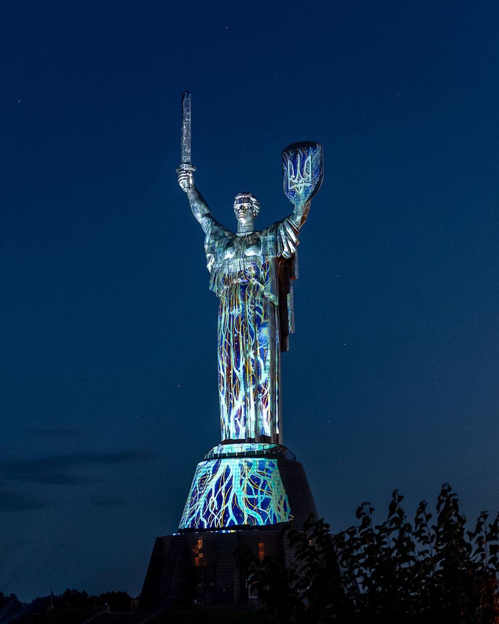 На монументі «Батьківщина-Мати» засяяла інсталяція «Майбутнє пам’ятає» до Дня Незалежності