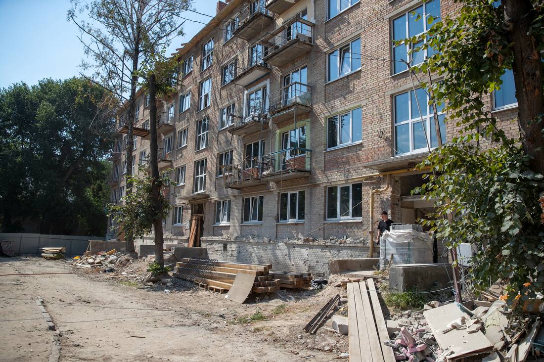 Київ: Відбудова 18 пошкоджених будинків у Святошинському районі після атаки