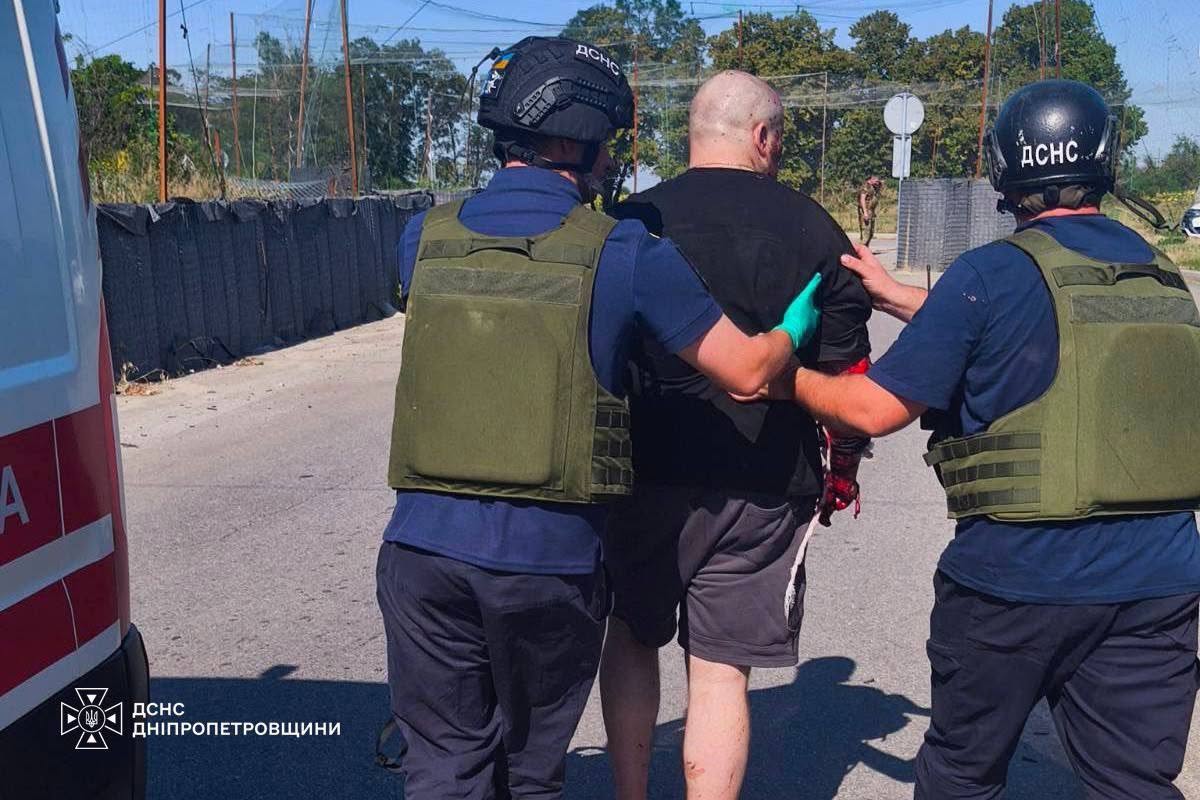 Росіяни атакували мікроавтобус на Дніпропетровщині: 7 поранених, двоє — у важкому стані