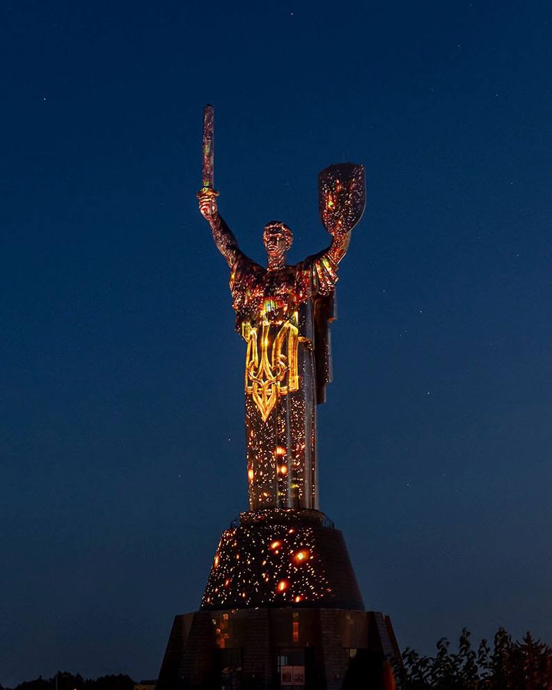 На монументі «Батьківщина-Мати» засяяла інсталяція «Майбутнє пам’ятає» до Дня Незалежності