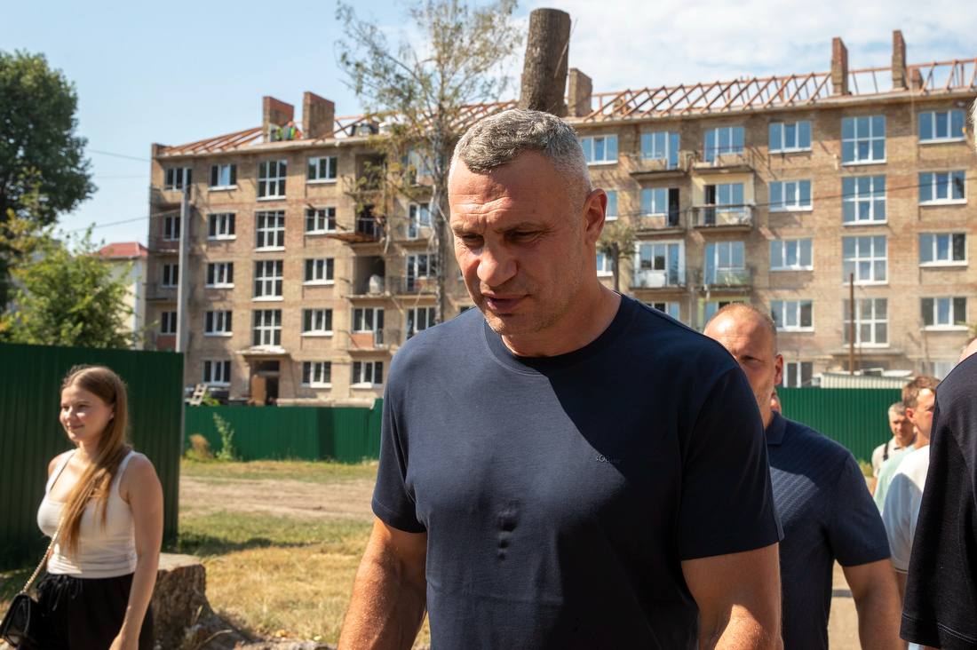 Київ: Відбудова 18 пошкоджених будинків у Святошинському районі після атаки