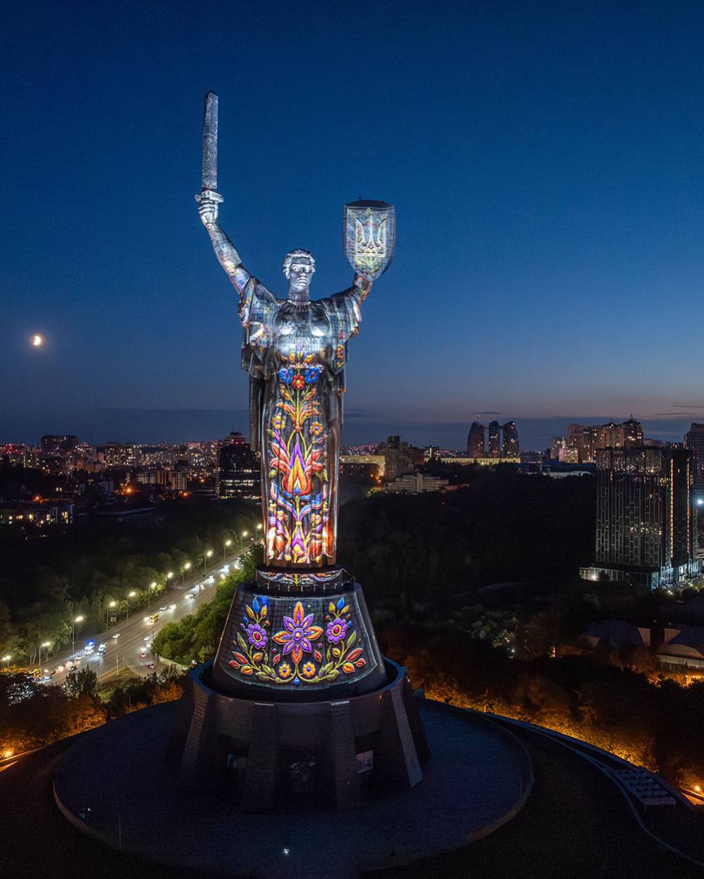 На монументі «Батьківщина-Мати» засяяла інсталяція «Майбутнє пам’ятає» до Дня Незалежності