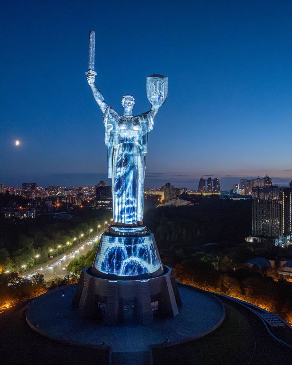 На монументі «Батьківщина-Мати» засяяла інсталяція «Майбутнє пам’ятає» до Дня Незалежності