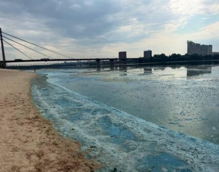У Києві пояснили, чому Дніпро позеленів і вкрився піною