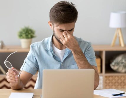 Офісний стрес: як працівники до 30 і 40+ тікають з роботи заради сну та сліз