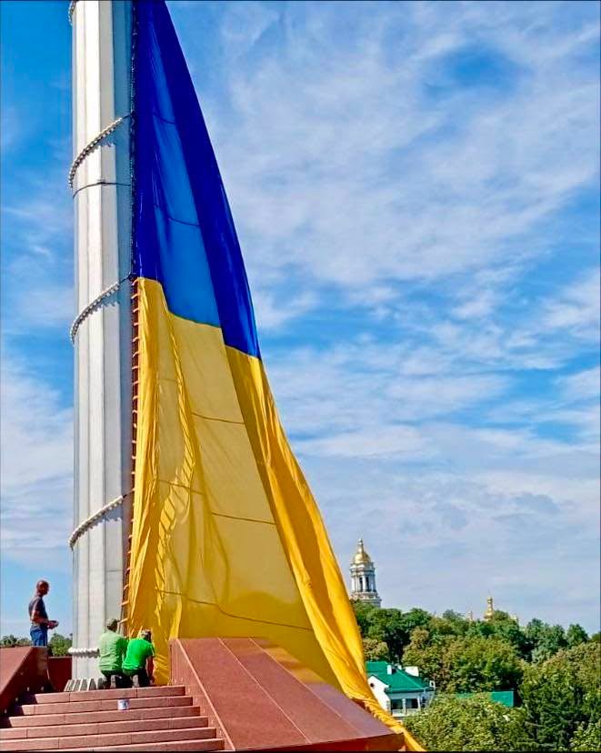 Київ оновив найбільший прапор та знакові місця до 35-ї річниці Незалежності