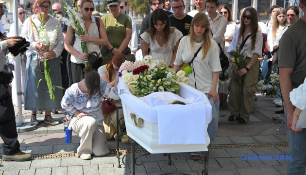 Київ попрощався з 20-річною Віталіною Яровенко, яка загинула, рятуючи людей