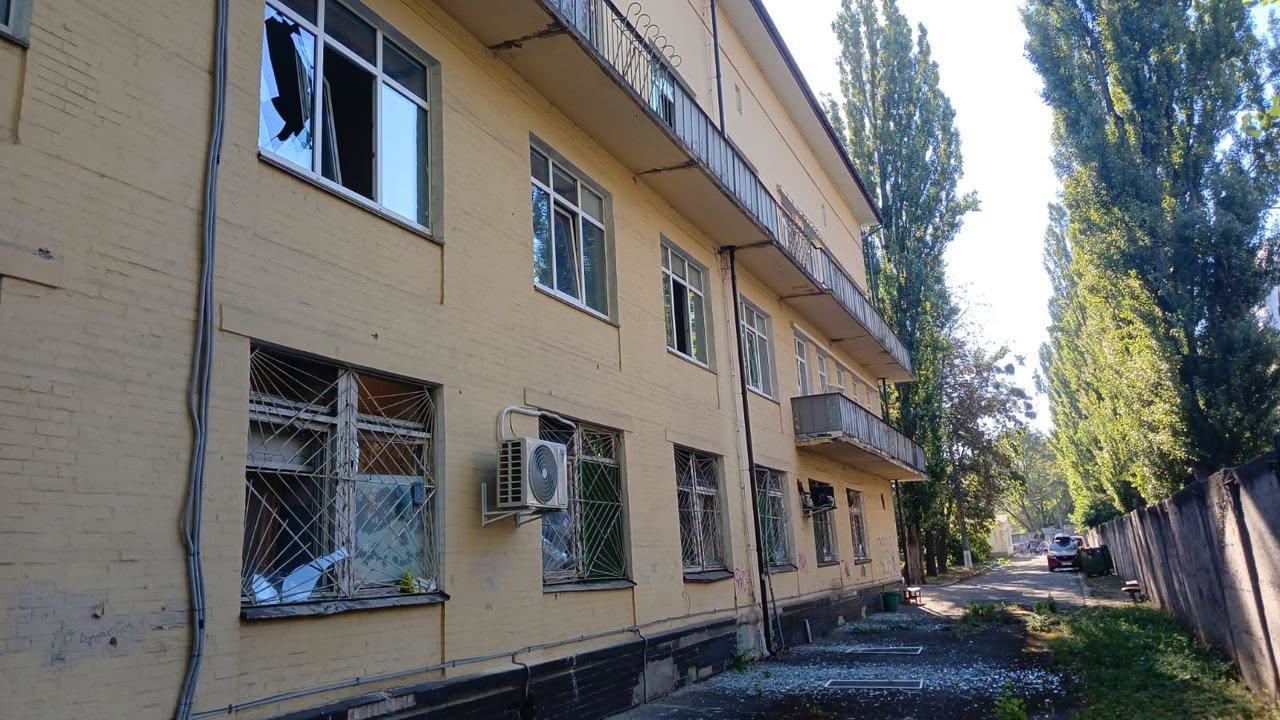 Дитяча лікарня в Києві пошкоджена після нічної атаки 20 серпня