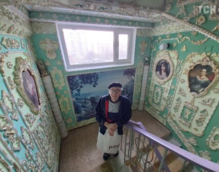 Київський Версаль: пенсіонер Володимир Чайка 20 років оздоблює під'їзд
