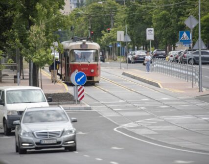 У Києві 12-14 серпня зупинять рух трамваїв №14 та №15 через ремонт