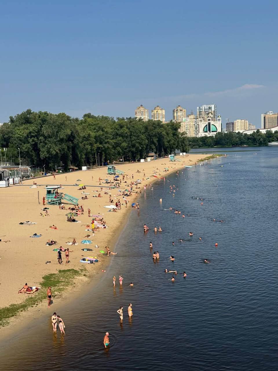 Стрибки з Венеціанського мосту: встановили попереджувальні таблички через травми та загибель
