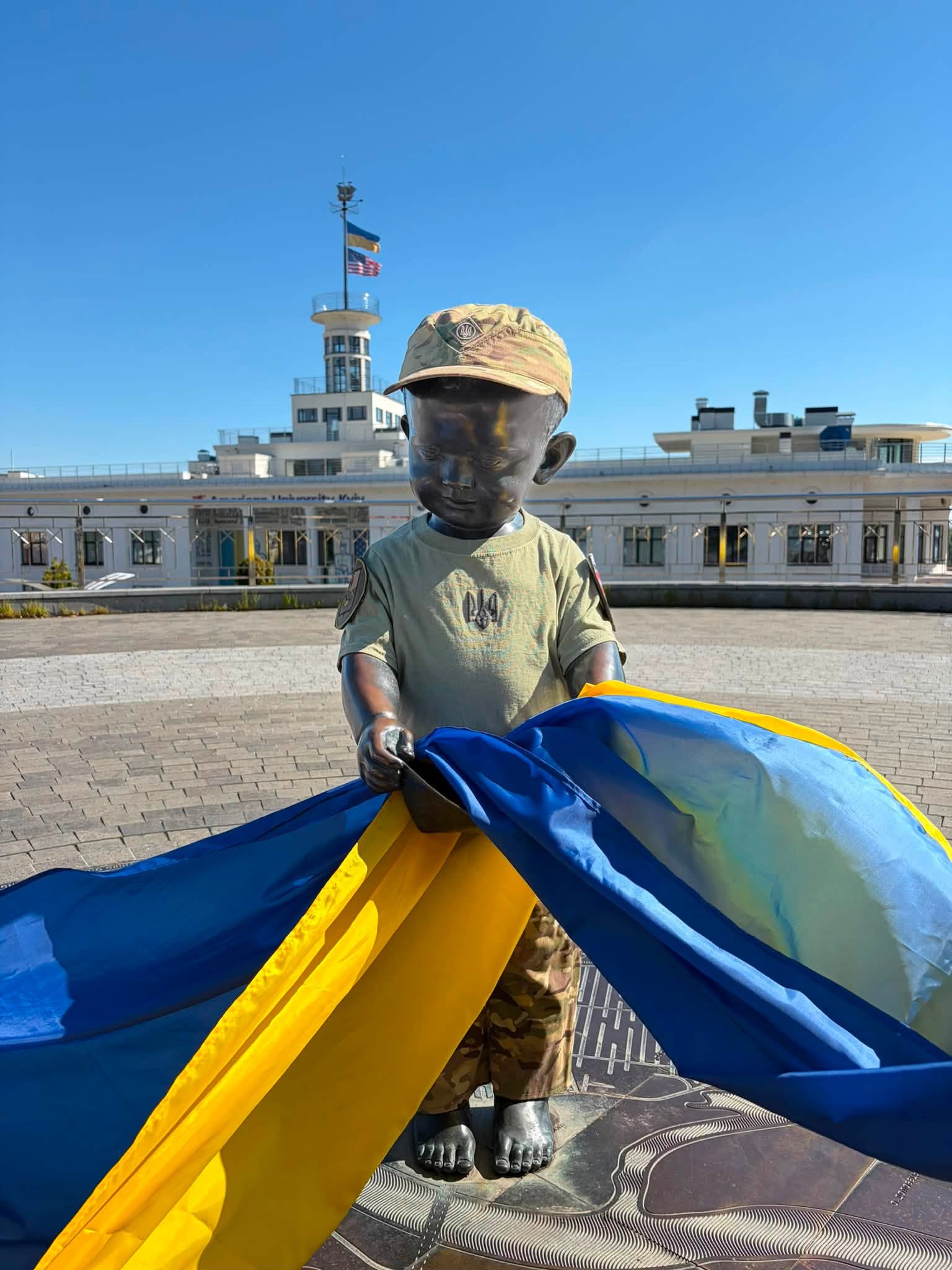 Малюків-засновників Києва на Поштовій площі вбрали у патріотичні костюми до Дня Незалежності