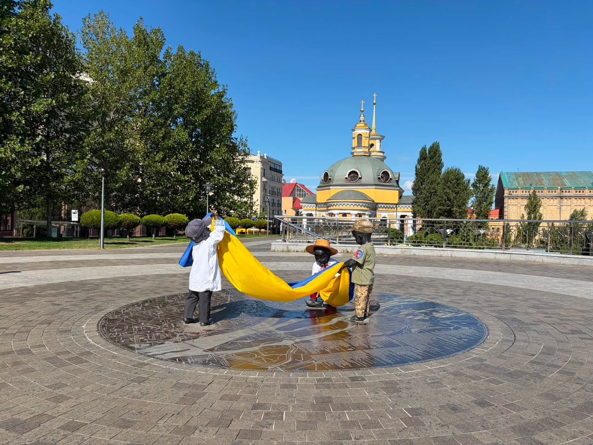 Малюків-засновників Києва на Поштовій площі вбрали у патріотичні костюми до Дня Незалежності