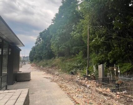 У Києві знесли історичну червону огорожу Байкового кладовища