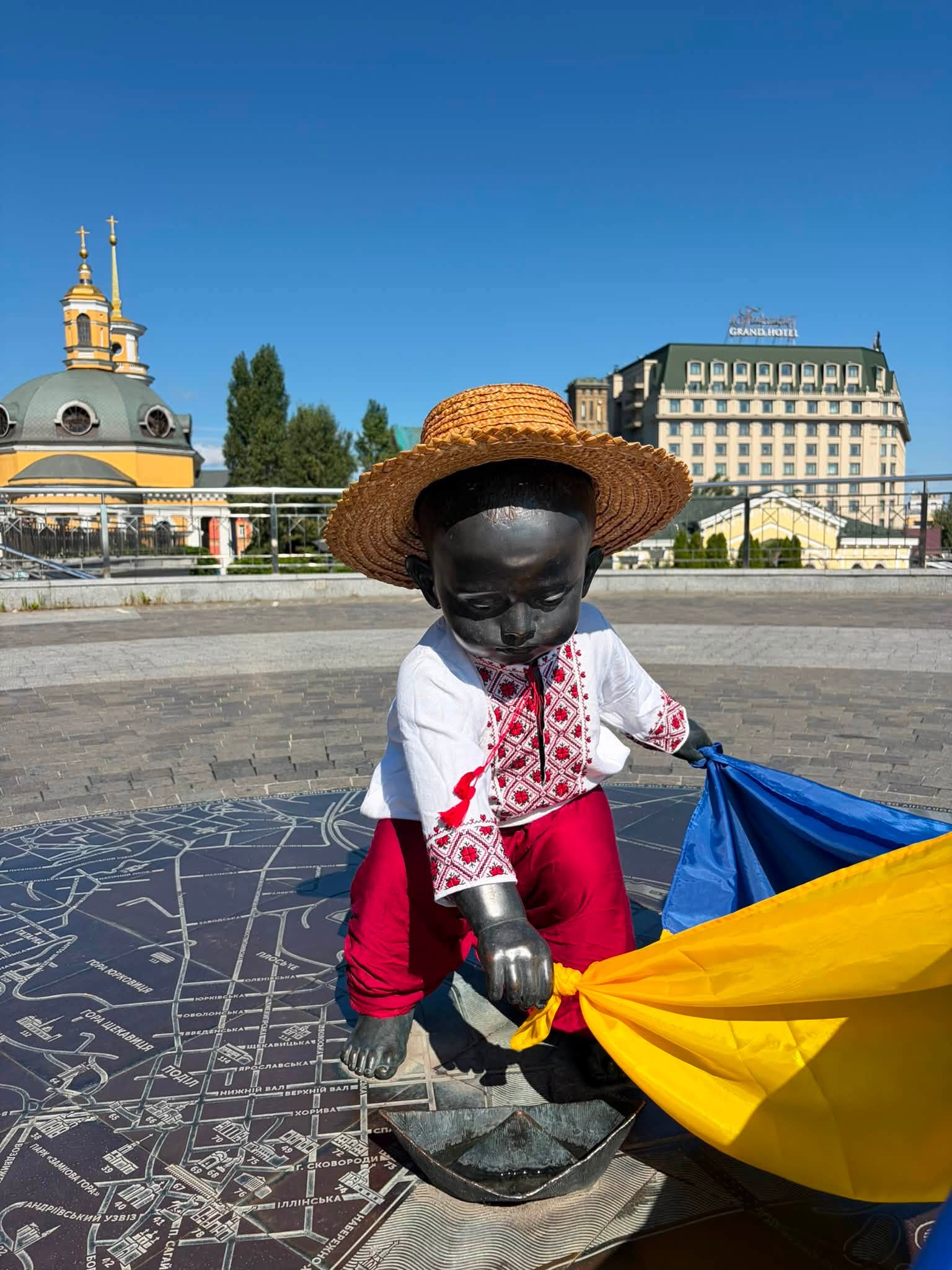 Малюків-засновників Києва на Поштовій площі вбрали у патріотичні костюми до Дня Незалежності