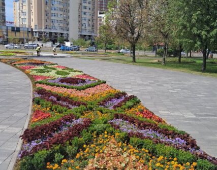 У Дарницькому районі Києва на місці вирви від обстрілу розквітла символічна клумба