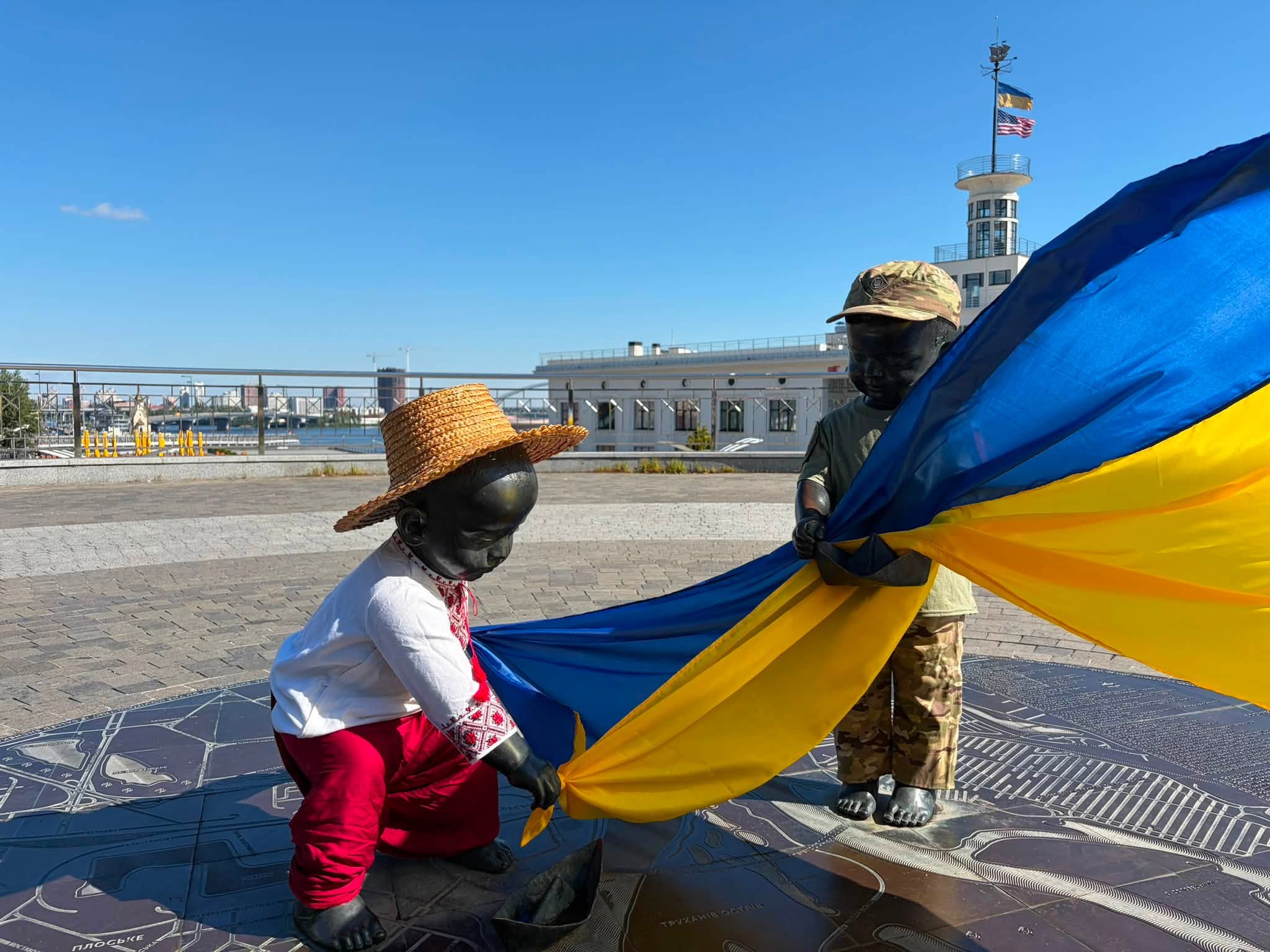 Малюків-засновників Києва на Поштовій площі вбрали у патріотичні костюми до Дня Незалежності