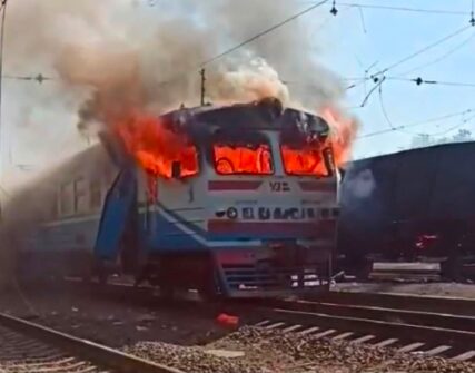 Ворожий дрон влучив в електропоїзд на Харківщині: загинули дві жінки, є постраждалі