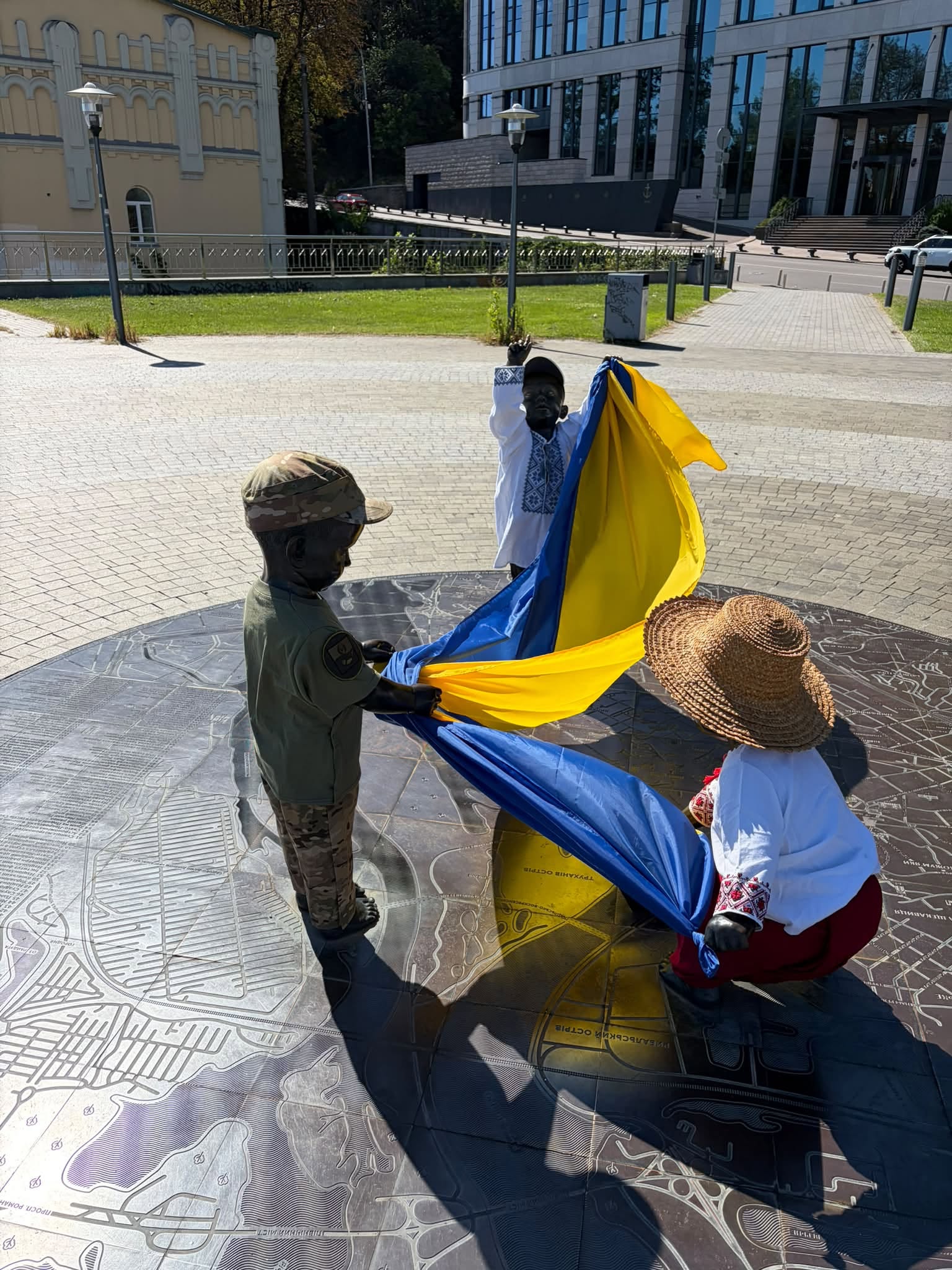 Малюків-засновників Києва на Поштовій площі вбрали у патріотичні костюми до Дня Незалежності