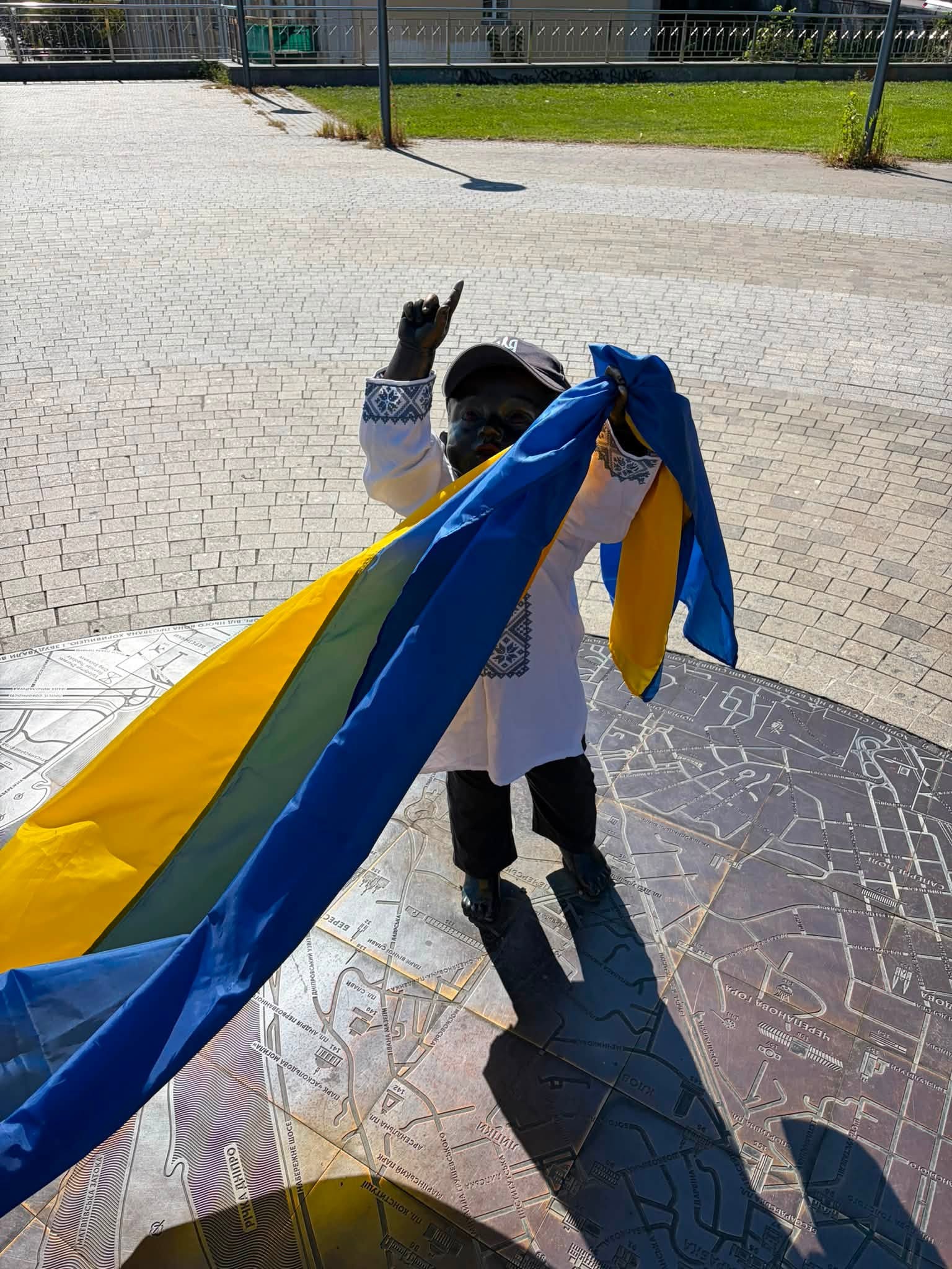 Малюків-засновників Києва на Поштовій площі вбрали у патріотичні костюми до Дня Незалежності