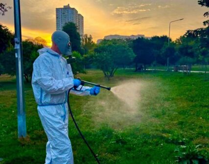 У парках Солом’янського району Києва триває обробка від кліщів: графік робіт