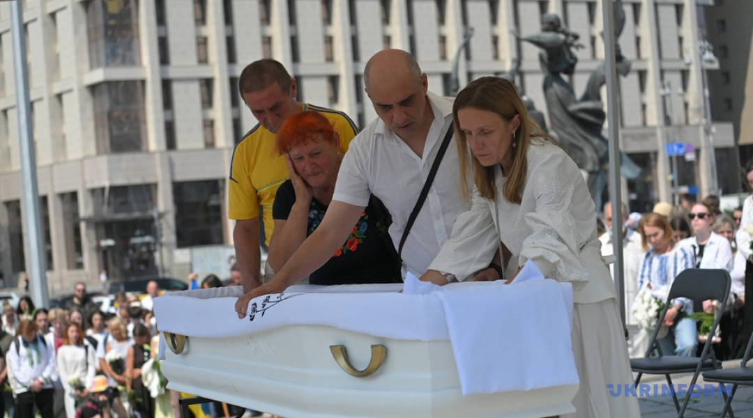 Київ попрощався з 20-річною Віталіною Яровенко, яка загинула, рятуючи людей