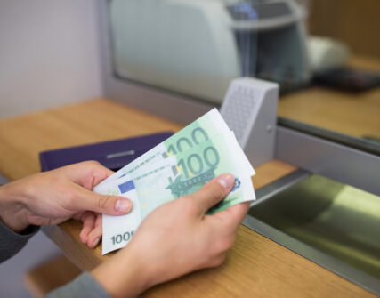 Курс валют у Києві на ранок середи: скільки коштують долар та євро