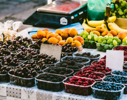 Продовольчі ярмарки в Києві: де купити свіжі продукти сьогодні