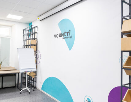 Vcentri HUB: Київ запрошує на безкоштовні заходи – психолог, йога, ігри та правова допомога
