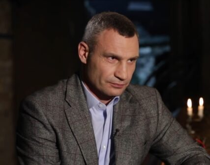Кличко привітав з 35-річчям Незалежності відео з 55 підтягуваннями