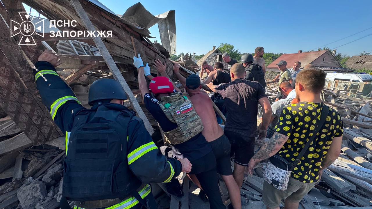 Запоріжжя двічі обстріляли у неділю: є загиблий та понад десять постраждалих