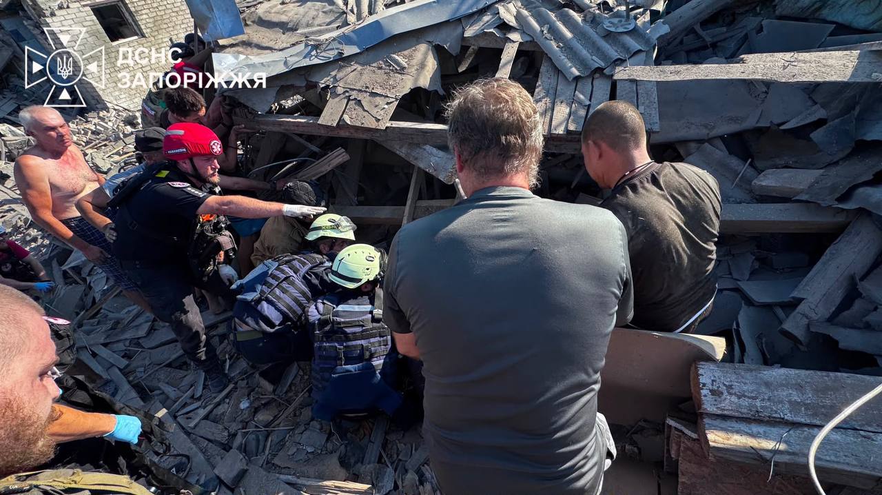 Запоріжжя двічі обстріляли у неділю: є загиблий та понад десять постраждалих